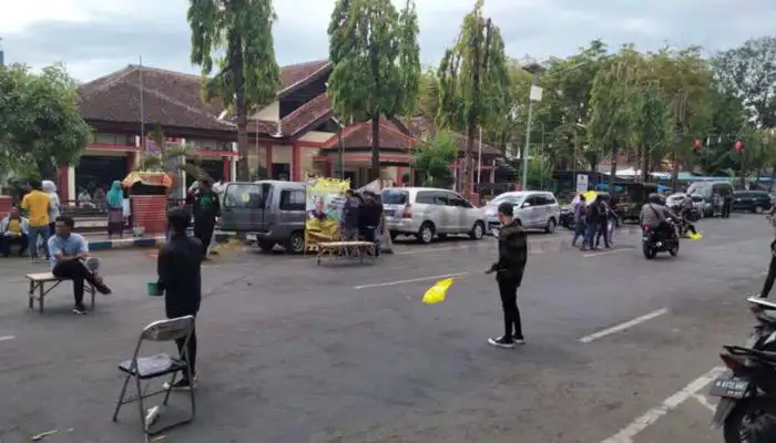 Massa aksi GPS Desa melakukan penggalangan dana di depan Dinas PUTR Sumenep.
