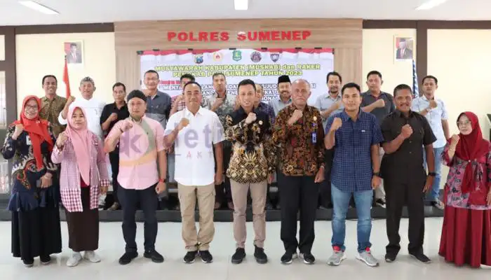 Ketua terpilih, Soekris Trihartono pose bersama dengan pengurus usai Musyawarah Kabupaten (Muskab) Persatuan Drum Band Indonesia (PDBI) Kabupaten Sumenep.