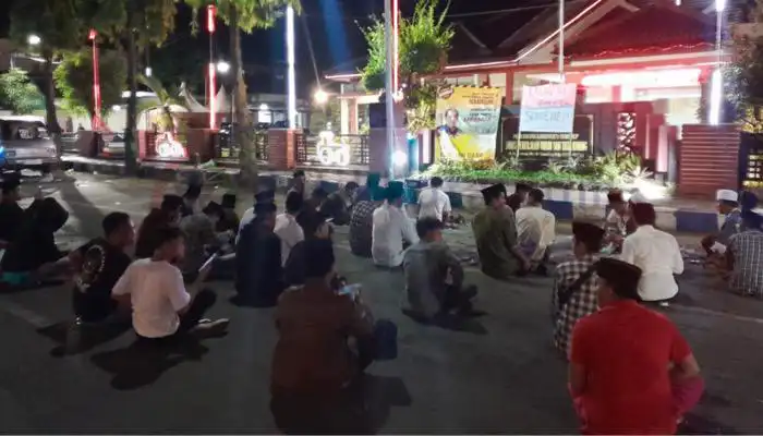 Massa aksi GPS Desa melakukan doa dan rukyah bersama di depan Kantor Dinas PUTR Kabupaten Sumenep.