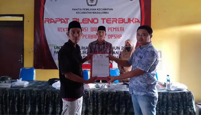 Ketua PPK Masalembu, Deddy Supriyadi menyerahkan berita acara hasil pleno DPSHP kepada perwakilan Panwascam setempat.