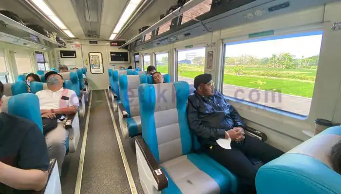 Bupati Sumenep, Achmad Fauzi naik kereta api menuju Yogyakarta.