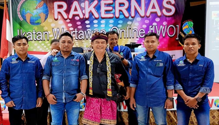 Foto : Pengurus Daerah Ikatan Wartawan Online (IWO) Kabupaten Sumenep Saat Foto Bersama Ketua (Tengah) Saat Rakernas IWO 2022