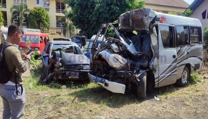 Kondisi mobil Isuzu Elf asal Sumenep yang mengalami kecelakaan di jalan tol Solo-Ngawi.
