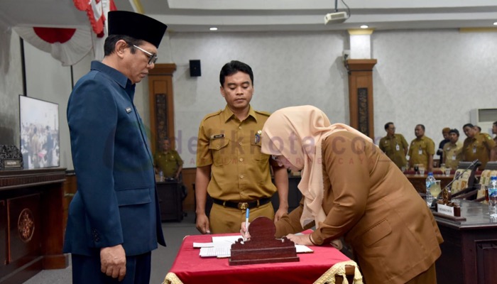 Wakil Bupati Sumenep, Hj. Dewi Khalifah disaksikan Ketua DPRD setempat, H. Abd. Hamid Ali Munir menandatangai Raperda tentang Pertanggungjawaban Pelaksanaan APBD tahun anggaran 2022.