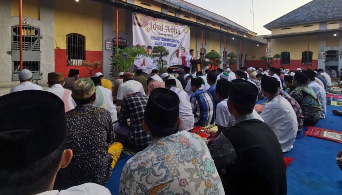 Warga binaan pemasyarakatan Rutan Kelas IIB Sumenep sedang melaksanakan salat ied bersama di halaman blok Rutan setempat.