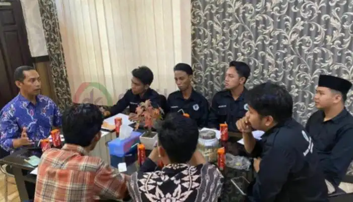 Aktivis Ikatan Mahasiswa Kangean Sumenep (IMKS) saat audiensi dengan Kabid. Bina Marga Dinas PUTR Sumenep, Agus Adi Hidayat.