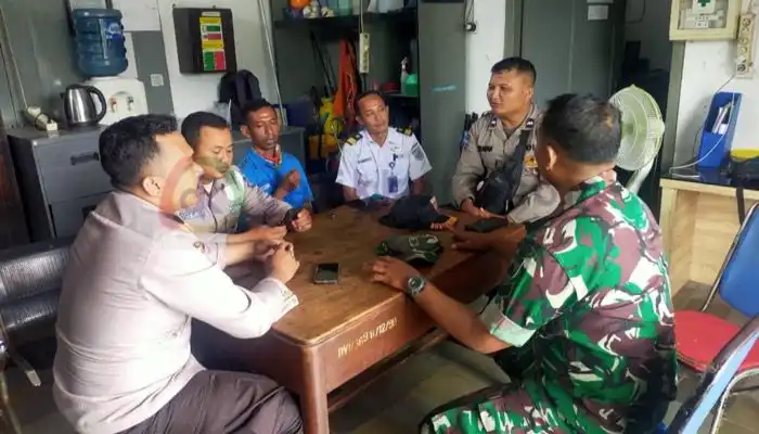 Babinsa Kelurahan Gayam, Koramil01/Sukoharjo, Serka Suyanta melakukan Konsos dengan Petugas Stasiun Kereta Api dan Babinkamtibmas setempat.