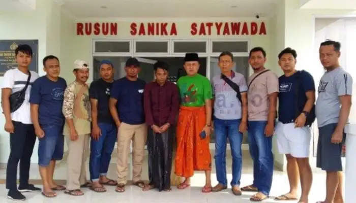 Kasubsi Pelayanan Tahanan, Rutan Kelas IIB Sumenep, Teguh Dony (berkopyah) bersama tahanan AS usai ditangkap di Desa Gaddu Timur, Kecamatan Ganding.