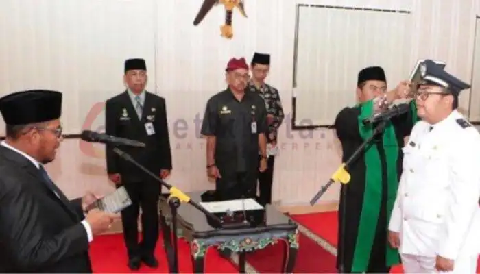 Bupati Sumenep, Achmad Fauzi melantik Kades Bakeong, Kecamatan Guluk-Guluk, Mohammad Salehuddin Farisi, hasil PAW di Aula Al-Qarya, Dinas Pemberdayaan Masyarakat dan Desa (DPMD) Kabupaten Sumenep.