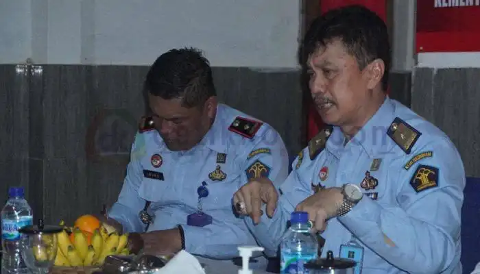 Kepala Divpas Kanwil Kemenkumham Jatim, Teguh Wibowo memberikan arahan petugas Lapas Arjasa, Kabupaten Sumenep.
