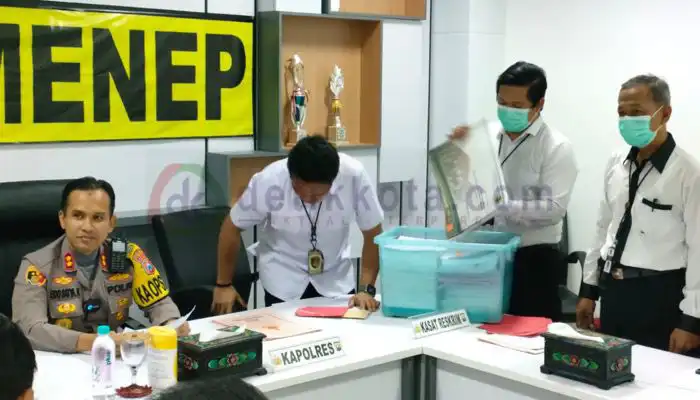 Kapolres Sumenep, AKBP Edo Satya Kentriko bersama penyidik menunjukkan berkas 6 tersangka kasus dugaan korupsi pembangunan gedung Dinkes.