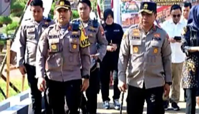 Kepala Kepolisian Daerah (Kapolda) Jawa Timur, Irjen Pol. Toni Harmanto didampingi AKBP Edo Satya Kentriko saat melakukan kunjungan kerja ke Polres Sumenep.
