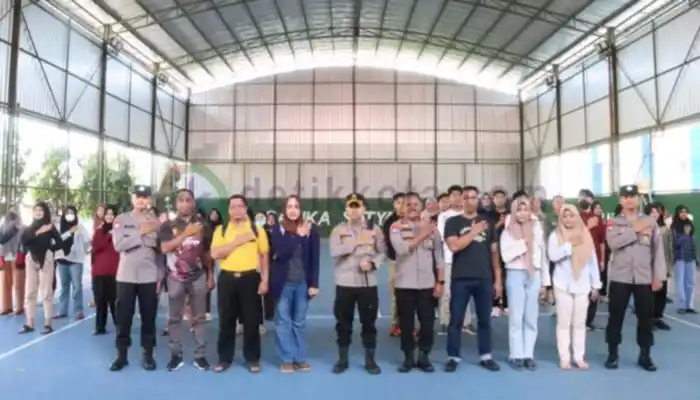 Kapolres Sumenep, AKBP Edo Satya Kentriko foto bersama para pelatih usai melepas peserta Lomba PBB di Lapangan Tenis Pesat Gatra.