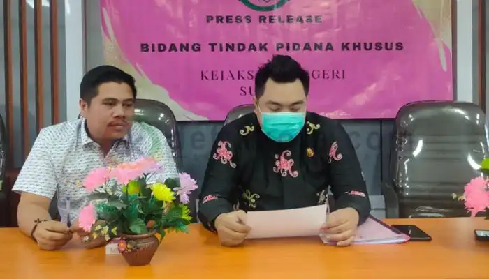 Kepala Seksi Pidana Khusus (Kasi Pidsus), Kejaksaan Negeri (Kejari) Sumenep, Dony Suryahadi Kusuma saat konferensi pers dengan sejumlah media.