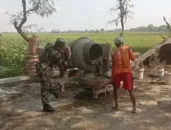 Kobarkan Semangat Gotong Royong, Babinsa Bantu Masyarakat Cor Jalan Kampung