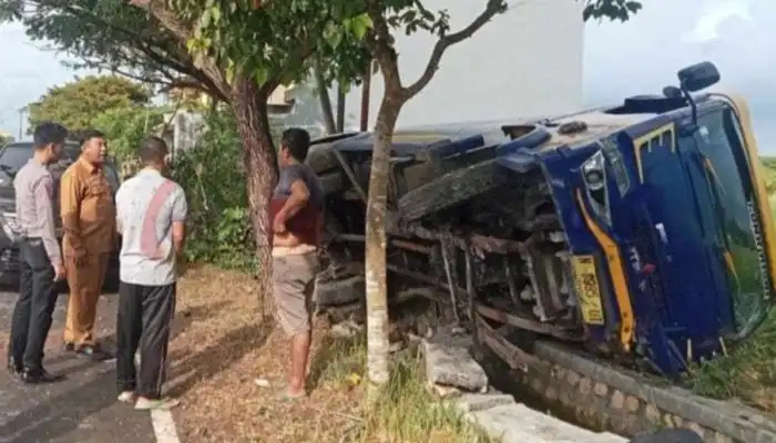 Truk tangki air mengalami kecelakaan tunggal di Jalan Trunojoyo, Sumenep.