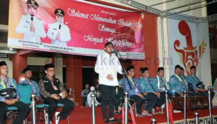 Bupati Sumenep, Achmad Fauzi secara resmi melepas keberangkatan calon jemaah haji kouta tambahan.