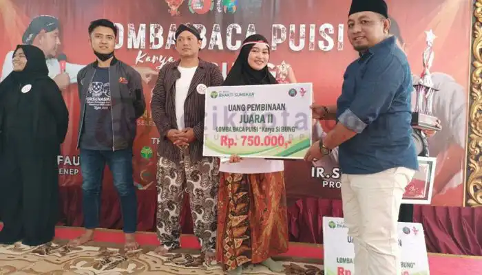 Ketua PD IWO Sumenep menyerahkan hadiah kepada pemenang Lomba Baca Puisi Bung Karno.