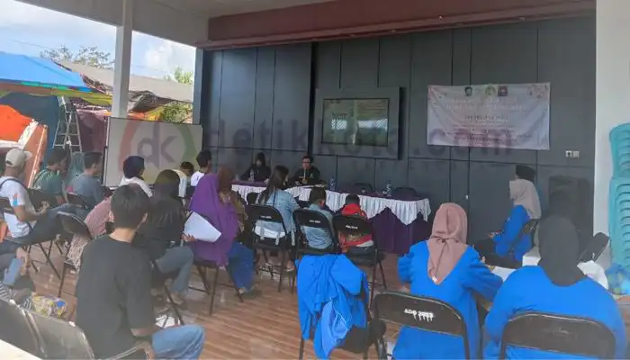 Kegiatan pendampingan Sertifikat Halal oleh mahasiswa KKN UNIBA di Balai Desa Kenjo.
