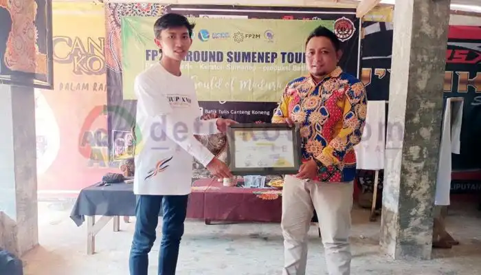 Penyelenggara TIUPPS menyerahkan cenderamata kepada pengelola rumah batik Canteng Koneng, di Kecamatan Rubaru, Kabupaten Sumenep.