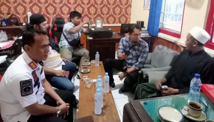 Ustadz MS sedang diintrogasi petugas Lapas Banyuwangi setelah kepergok membawa narkotika jenis sabu.