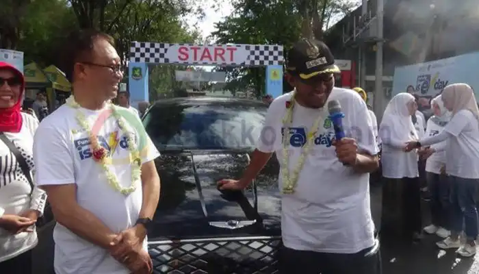 Direktur Distribusi PT. PLN, Adi Priyanto bersama Bupati Sumenep, Achmad Fauzi di acara konvoi Asik dengan Kendaraan Listrik di sisi timur Taman Bunga Sumenep.