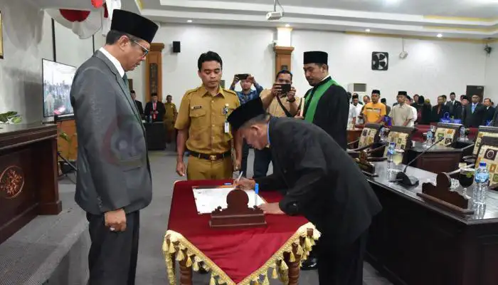 Moh. Imran menandatangi berita acara pelantikan PAW anggota DPRD Sumenep dari PAN dalam Rapat Paripurna.