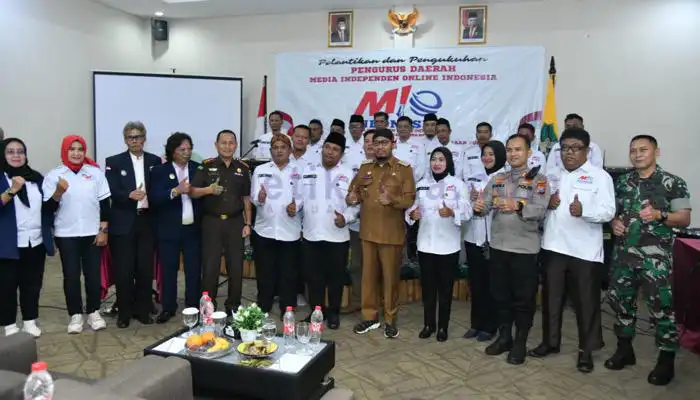 Bupati Sumenep, Achmad Fauzi foto bersama Pengurus PD MIO Indonesia Kabupaten Sumenep usai pelantikan.