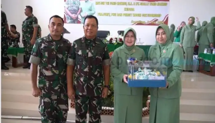Pangdam V/Brawijaya, Mayjen TNI Farid Makruf bersama istri foto bersama Komandan Kodim 0827/Sumenep, Letkol Czi Donny Pramudya Mahardi dan istri.