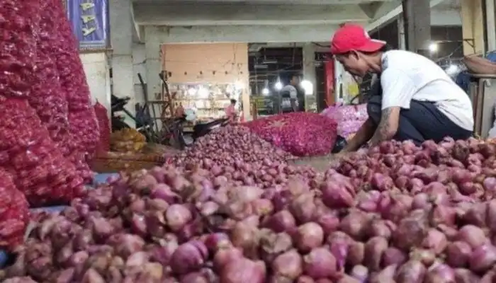 Pedagang bawang merah di Pasar Anom Baru Sumenep.