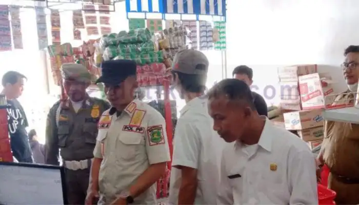 Tim Pengumpulan Informasi Peredaran Rokok Ilegal Pemkab. Sumenep mendatangi toko untuk mengecek kemungkinan menjual rokok ilegal.