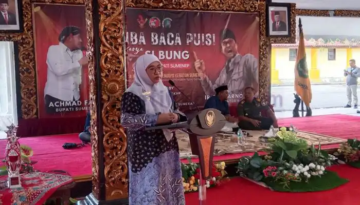 Wakil Bupati Sumenep, Hj. Dewi Khalifah memberikan sambutan dan membuka acara Lomba Baca Puisi Bung Karno.