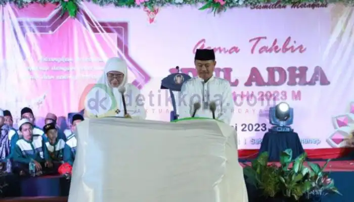 Wakil Bupati Sumenep, Hj. Dewi Khalifah dan Sekdakab Edy Rasiyadi menabuh beduk tanda dimulainya acara Gema Takbir Idul Adha 1444 H.