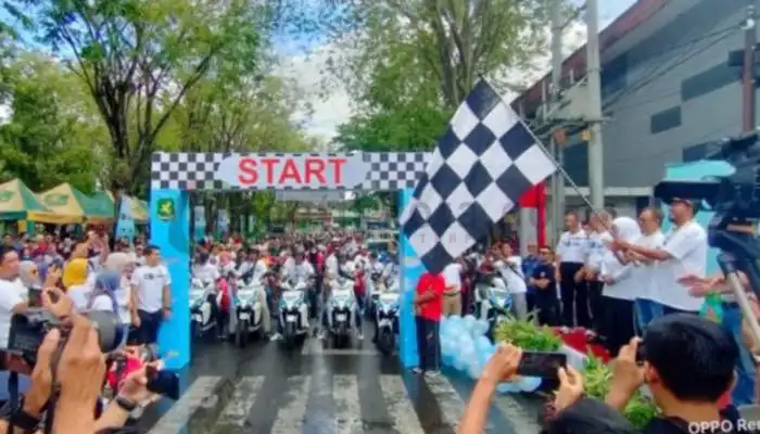 Bupati Sumenep, Achmad Fauzi didampingi Direktur Distribusi PT PLN (Persero), Adi Priyanto melepas konvoi Asik dengan Kendaraan Listrik, di sisi timur Taman Bunga Sumenep.