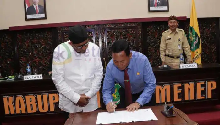 Bupati Sumenep, Achmad Fauzi dan Kajari setempat, Trimo menandatangi Kerja Sama Bidang Hukum Perdata.