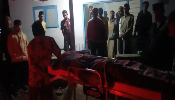 Jenazah Sugiyanto bersiap dibawa pulang oleh keluarganya ke rumah duka di Desa Seputih, Kecamatan Mayang, Kabupaten Jember.