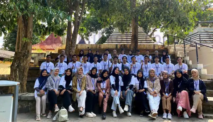 Peserta FP2M se-Jawa Timur foto bersama di areal Museum Keraton Sumenep.
