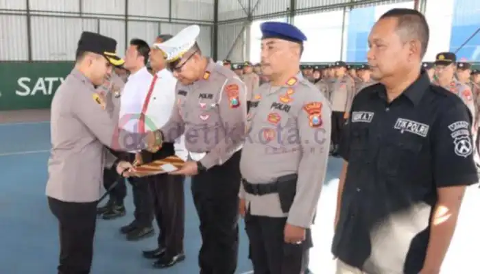 Kapolres Sumenep, AKBP Edo Satya Kentriko menyerahkan reward kepada personel yang berprestasi.