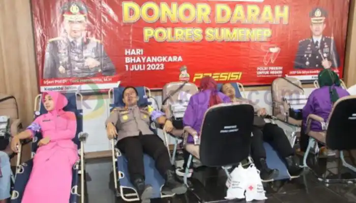 Kapolres Sumenep, AKBP Edo Satya Kentriko beserta istri mendonorkan darah dalam rangka HUT ke-77 Bhayangkara.