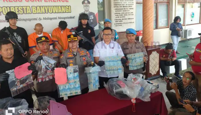 Kapolresta Banyuwangi, Kombespol Deddy Foury Millewa melakukan jumpa pers soal penangkapan pembobol ATM.