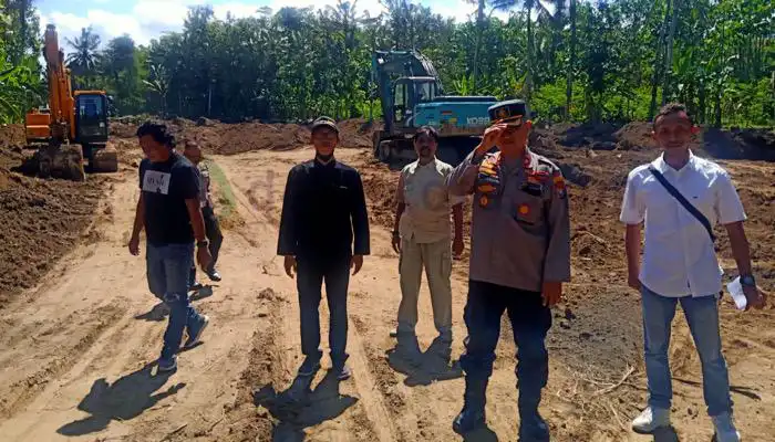 Kapolsek Rogojampi, Kompol Sudarsono beserta jajaran mengecek lokasi  penambangan galian C, di Dusun Gumukagung, Desa Gintangan.