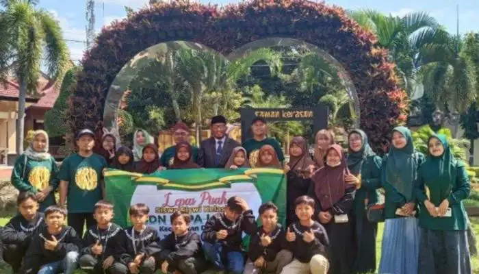 Bupati Sumenep, Achmad Fauzi foto bersama rombongan siswa dan guru SDN Lapa Laok II Kecamatan Dungkek.