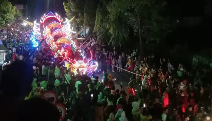 Ribuan warga Sumenep menyaksikan Parade Musik Tong-tong Peringatan Bulan Bung Karno.