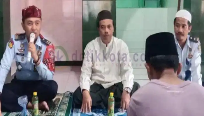 Kasubsi Pelayanan Tahanan, Rutan Kelas IIB Sumenep, Teguh Dony Efendy (kiri) pada acara pembinaan rohani WBP.