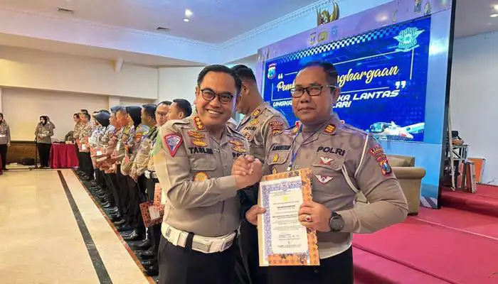 Dirlantas Polda Jatim, Kombes Pol Mohammad Taslim Chairuddin (kiri) menyerahkan Piagam Penghargaan kepada Kasatlantas Polres Sumenep, AKP Alimuddin Nasution.