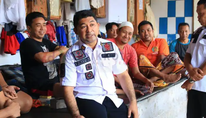 Petugas Satops Patnal Lapas Banyuwangi berbincang dengan warga binaan.