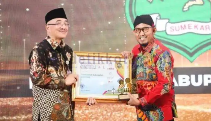 Bupati Sumenep, Achmad Fauzi menerima penghargaan dalam ajang Badan Kepegawaian Nasional (BKN) Award 2023.
