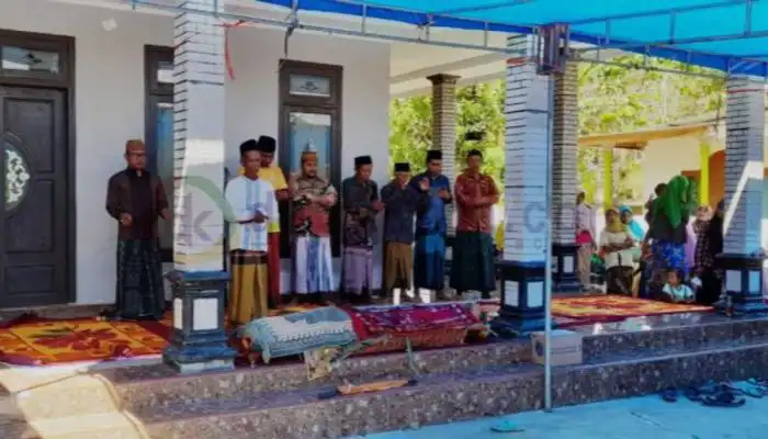 Warga Pasongsongan menyolati jenazah ODGJ sebelum dikebumikan di TPU desa setempat.