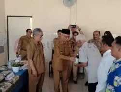Serahkan Ribuan Liter Pupuk Cair, Bupati Salwa Minta Petani Berinovasi