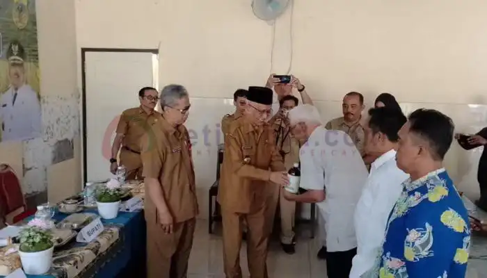 Bupati Bondowoso, KH. Salwa Arifin secara simbolis menyerahkan 43.660 liter PHC kepada Gabungan Kelompok Tani (Gapoktan) di Balai Penyuluh Pertanian (BPP) Masukuning, Kecamatan Pujer.